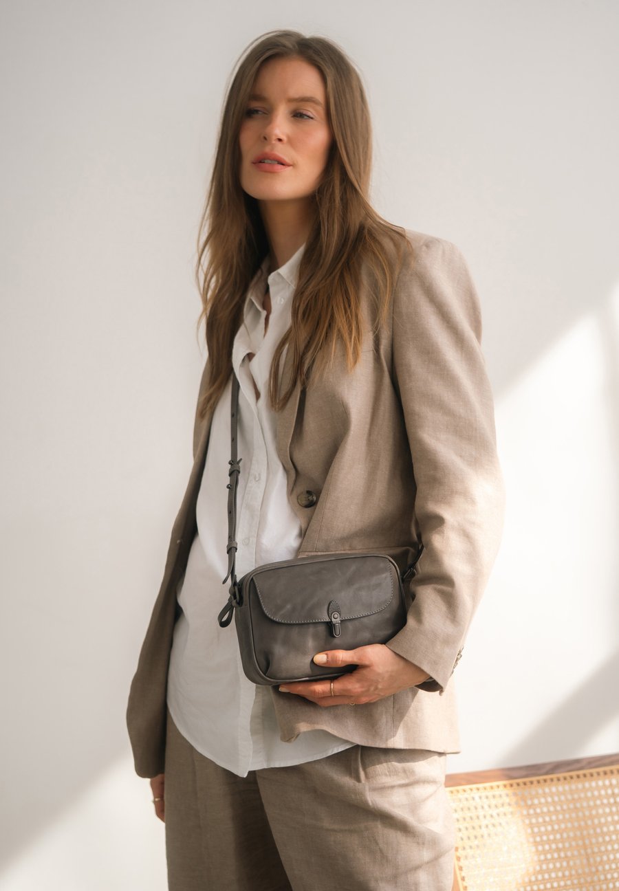 Сумка кросс-боди Aunts & Uncles MRS. MINT, Oyster Grey/Grey
Сумка кросс-боди Aunts & Uncles MRS. MINT, Oyster Grey/Grey