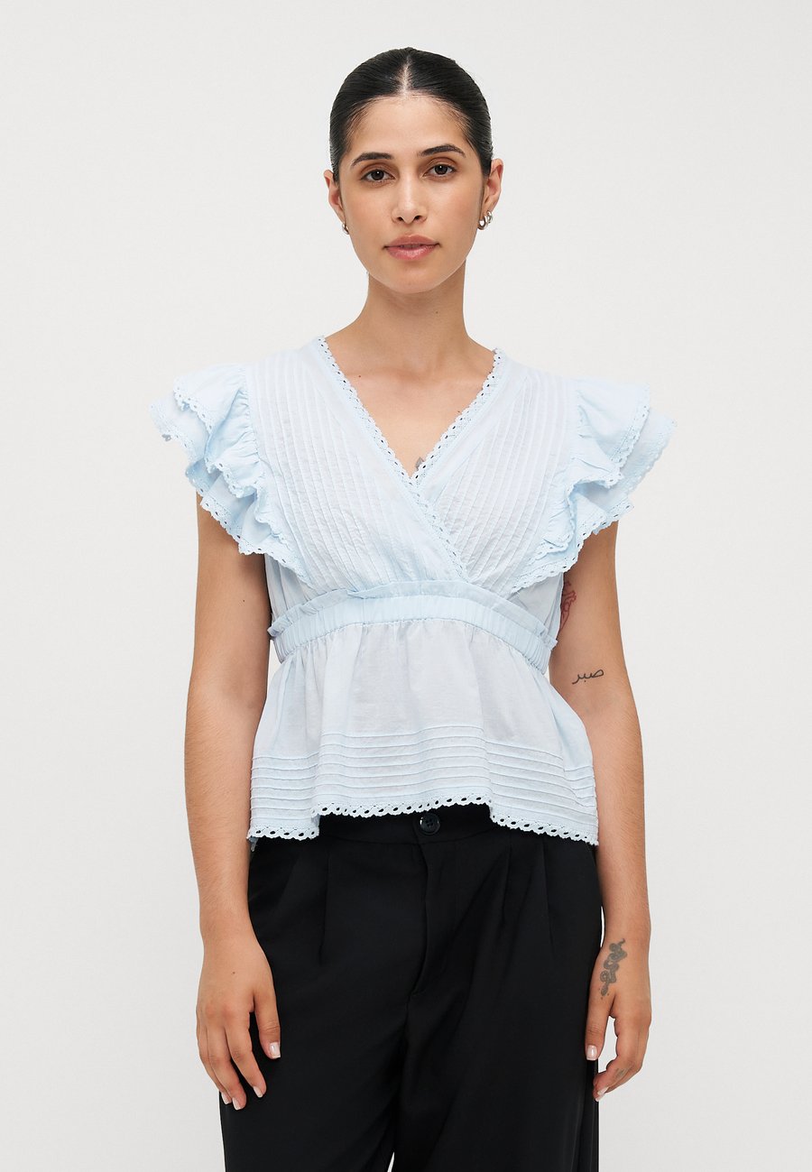 Блуза Vero Moda Petite AWNOIR V NECK , Ice Water/Off-White
Блуза Vero Moda Petite AWNOIR V NECK , Ice Water/Off-White