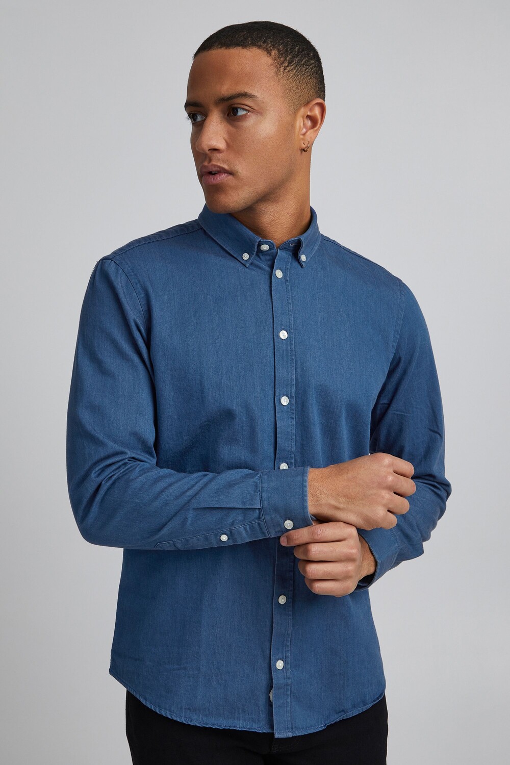 Футболка CASUAL FRIDAY Jeanshemd, синий
Футболка CASUAL FRIDAY Jeanshemd, синий