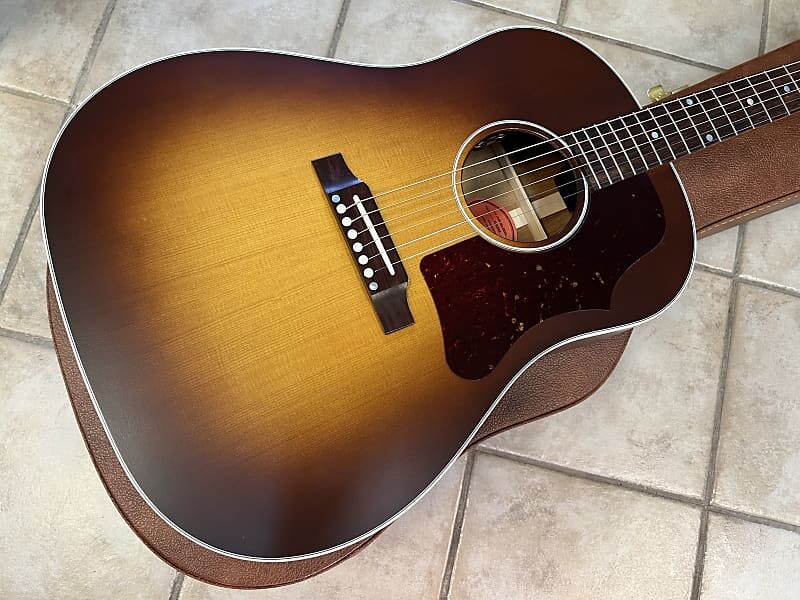 Акустическая гитара 2023 Gibson J-45 '50s Faded Acoustic-Electric Guitar Vintage Sunburst w case
Акустическая гитара 2023 Gibson J-45 '50s Faded Acoustic-Electric Guitar Vintage Sunburst w case