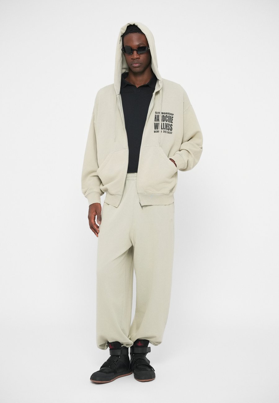 Толстовка 032c HARDCORE WELLNESS ZIP UP UNISEX, Faded Grey/Light Grey
Толстовка 032c HARDCORE WELLNESS ZIP UP UNISEX, Faded Grey/Light Grey