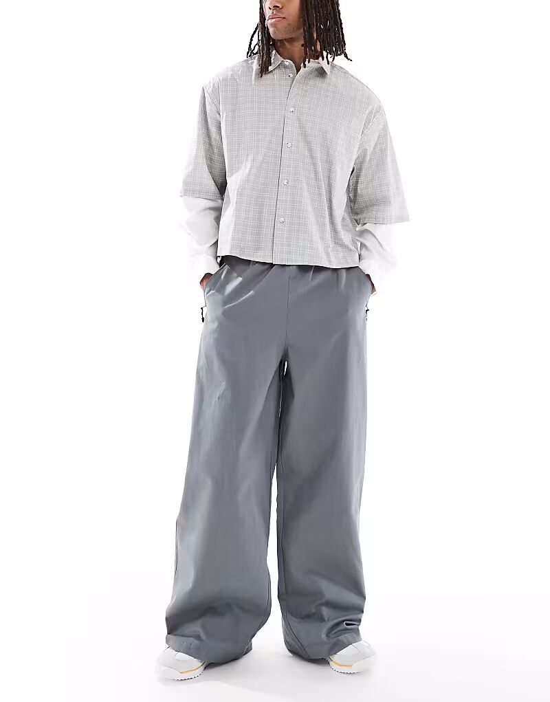 Свободные брюки из серого нейлона Asos Design
Свободные брюки из серого нейлона Asos Design