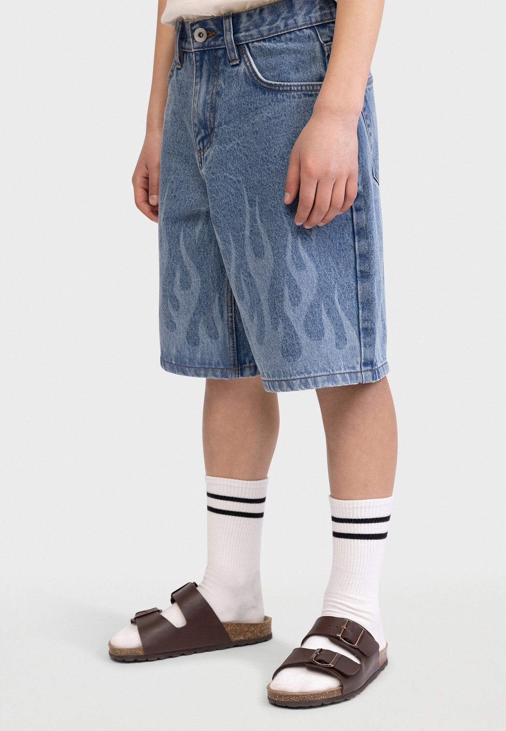 Джинсовые шорты TERIVER Redefined Rebel, светло-голубой
Джинсовые шорты TERIVER Redefined Rebel, светло-голубой