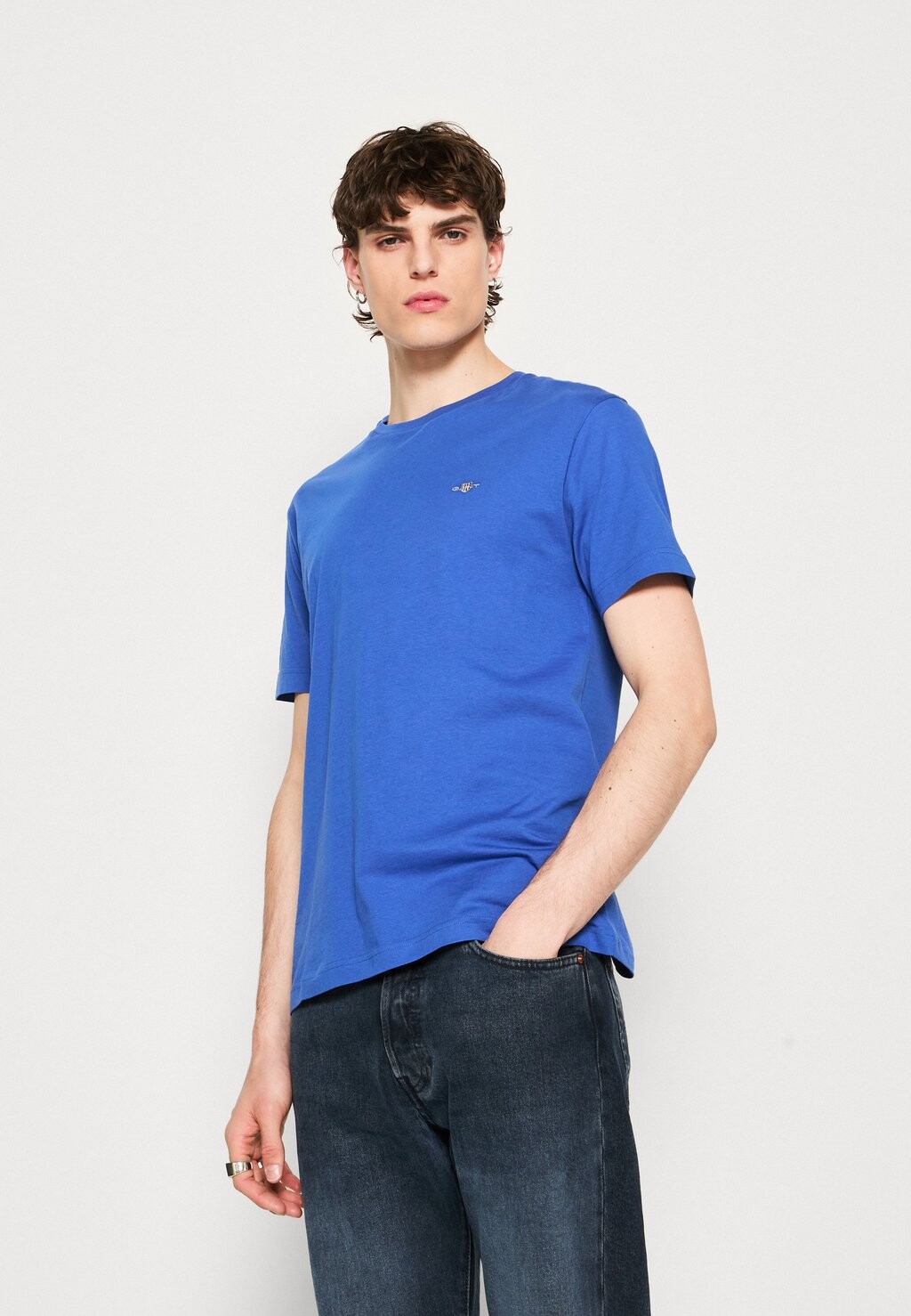 Базовая футболка GANT, насыщенного синего цвета Shield
Базовая футболка GANT, насыщенного синего цвета Shield