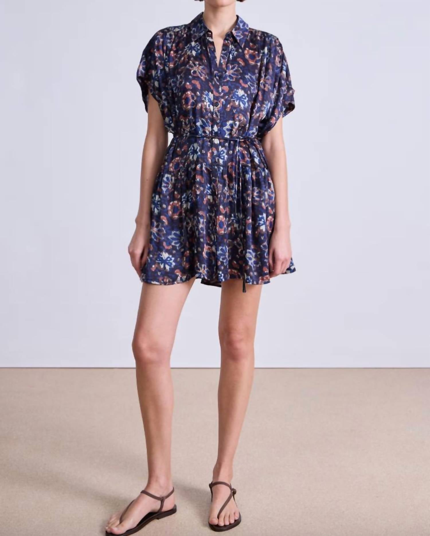 Платье Agnezca мини в батик цветочный темно-синий APIECE APART
Платье Agnezca мини в батик цветочный темно-синий APIECE APART