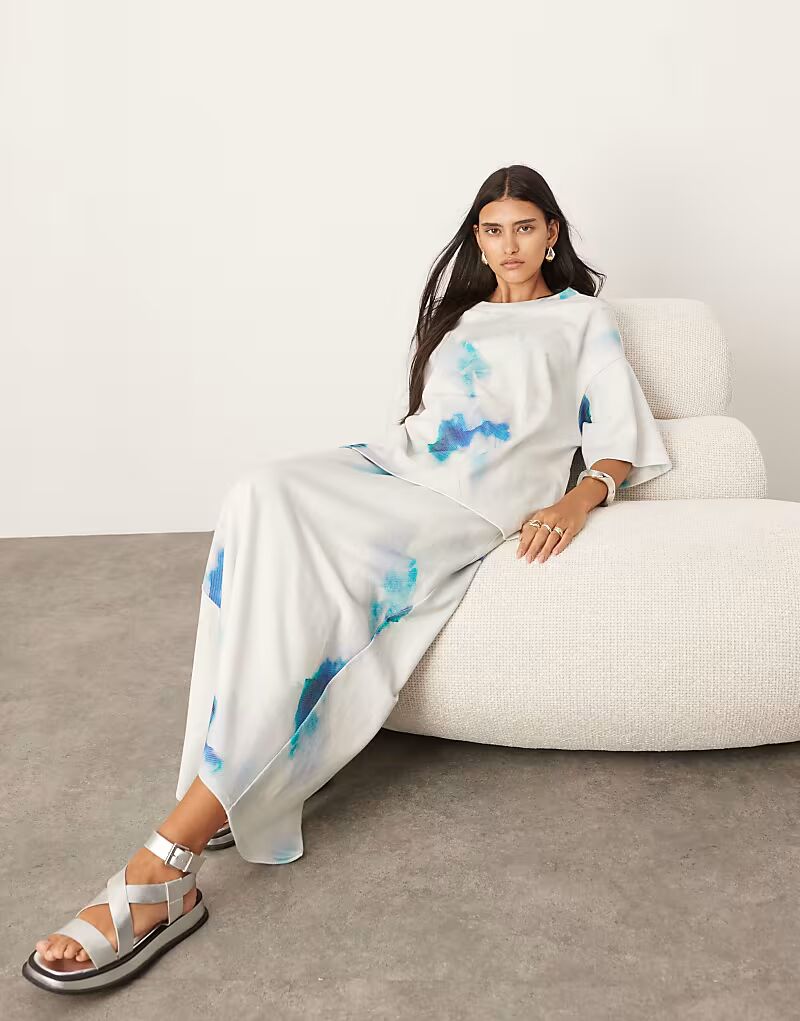 ASOS EDITION - юбка макси прямого кроя из плотного фактурного трикотажа премиум-класса с размытым узором, комбинируется
ASOS EDITION - юбка макси прямого кроя из плотного фактурного трикотажа премиум-класса с размытым узором, комбинируется