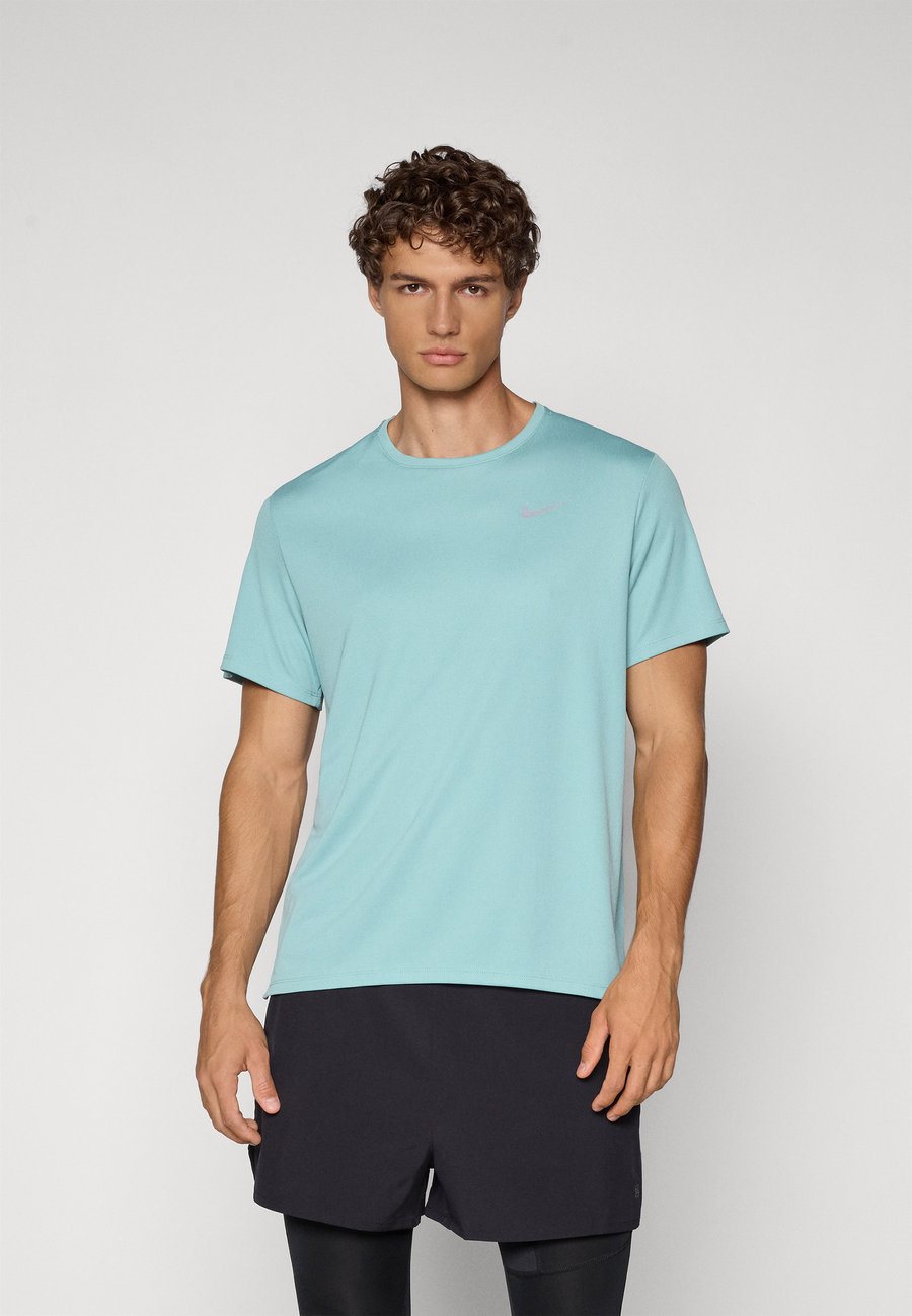 Футболка Nike Performance MILER, Cannon/Reflective Silver-Coloured/Blue-Grey, Серый, Футболка Nike Performance MILER, Cannon/Reflective Silver-Coloured/Blue-Grey
Футболка Nike Performance MILER, Cannon/Reflective Silver-Coloured/Blue-Grey, Серый, Футболка Nike Performance MILER, Cannon/Reflective Silver-Coloured/Blue-Grey