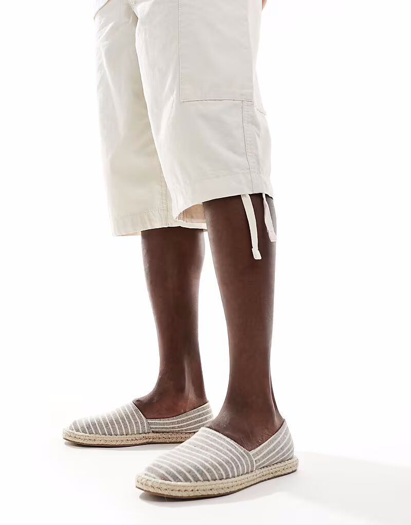 Эспадрильи ASOS DESIGN из серой парусины в полоску
Эспадрильи ASOS DESIGN из серой парусины в полоску