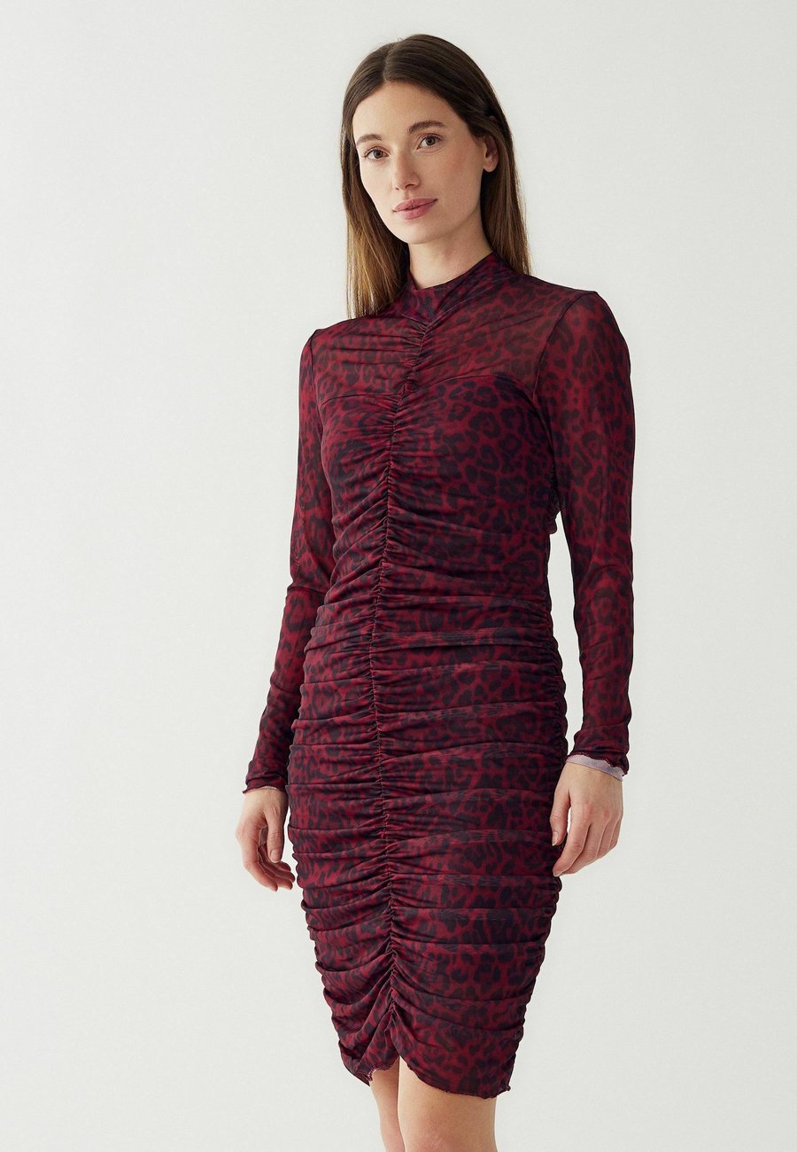 Платье Noella Shift dress, Chinara Red Print/Red
Платье Noella Shift dress, Chinara Red Print/Red