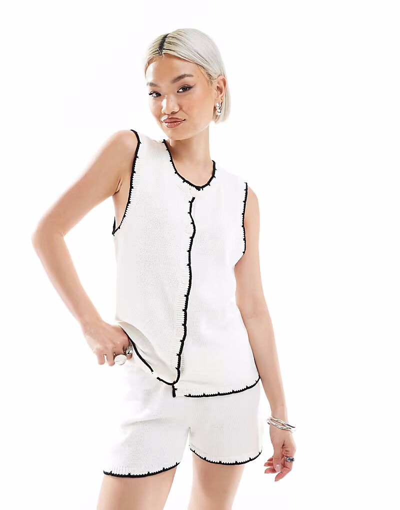 Жилет Vero Moda из трикотажного контрастного полотна с фестончатым краем белого цвета
Жилет Vero Moda из трикотажного контрастного полотна с фестончатым краем белого цвета
