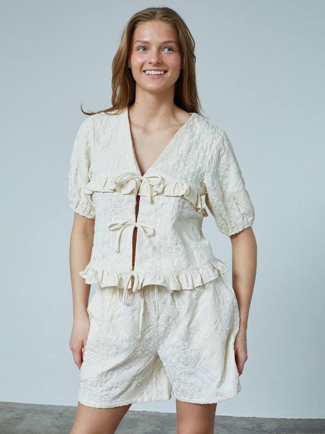 Inusa топ с вышивкой и завязкой спереди Sisters Point, Natural Cream
Inusa топ с вышивкой и завязкой спереди Sisters Point, Natural Cream