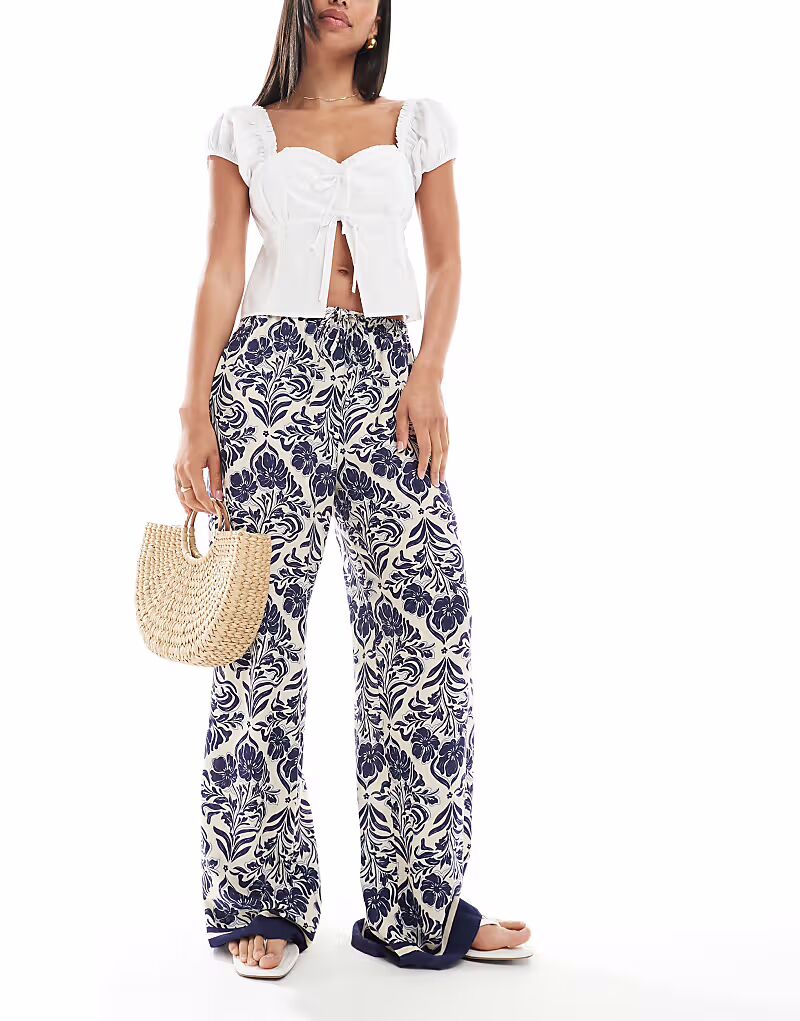 Широкие брюки с цветочным принтом New Look синего цвета
Широкие брюки с цветочным принтом New Look синего цвета