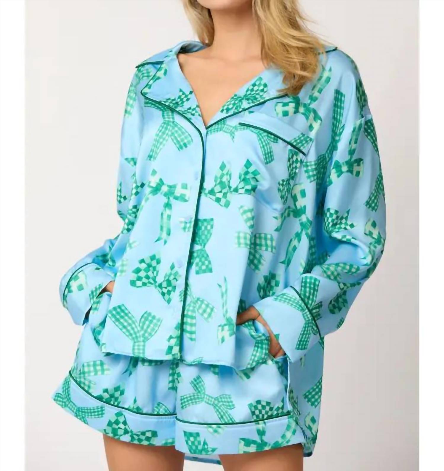 Сатиновый комплект пижамы с длинными рукавами и принтом бантиков в светло-голубом/зеленом цвете Peach Love
Сатиновый комплект пижамы с длинными рукавами и принтом бантиков в светло-голубом/зеленом цвете Peach Love