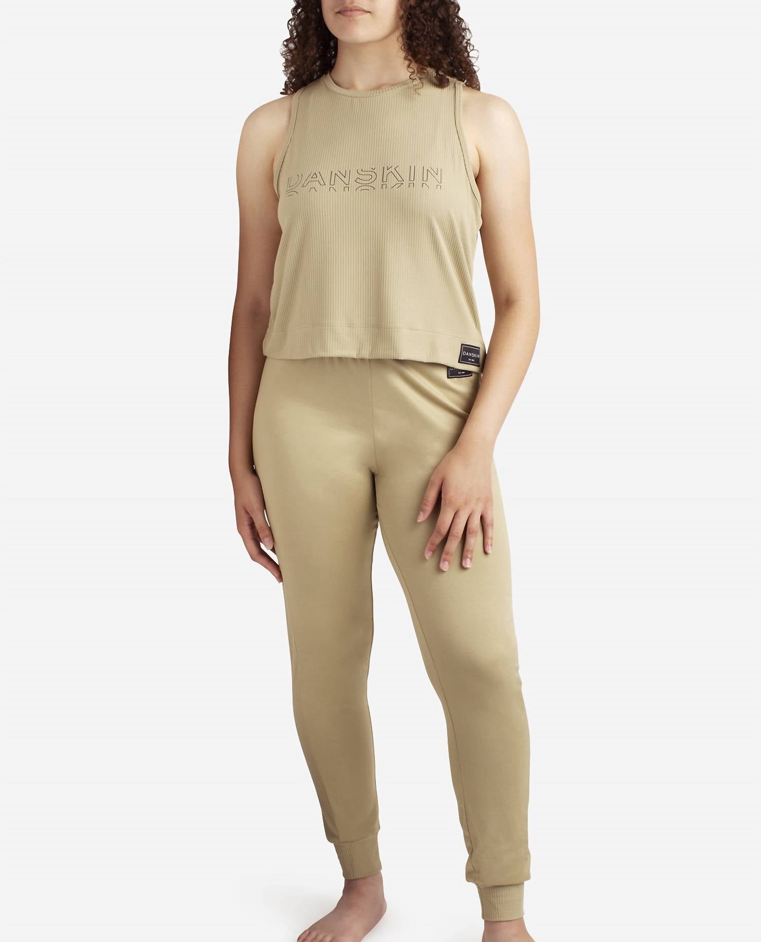 Майка с высоким воротом и комплект для сна с джоггерами в светло-камуфляжном цвете Danskin, цвет light camo
Майка с высоким воротом и комплект для сна с джоггерами в светло-камуфляжном цвете Danskin, цвет light camo