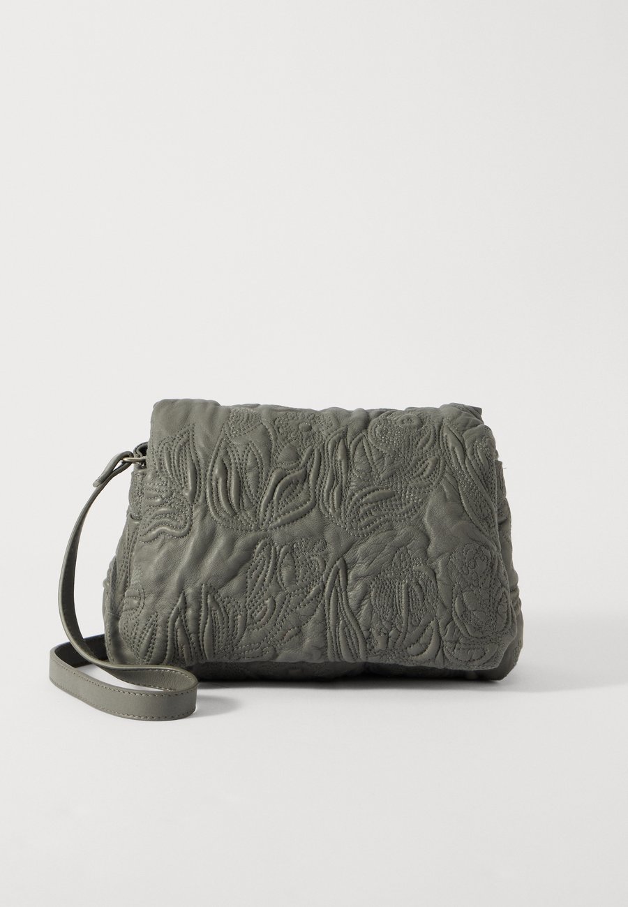 Сумка кросс-боди MUNTHE ROLUKE, Grey
Сумка кросс-боди MUNTHE ROLUKE, Grey