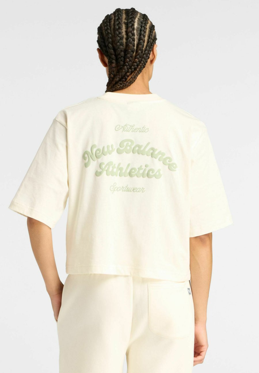 Футболка New Balance LINEAR HERITAGE RELAXED, Permafrost/White, Белый, Футболка New Balance LINEAR HERITAGE RELAXED, Permafrost/White
Футболка New Balance LINEAR HERITAGE RELAXED, Permafrost/White, Белый, Футболка New Balance LINEAR HERITAGE RELAXED, Permafrost/White