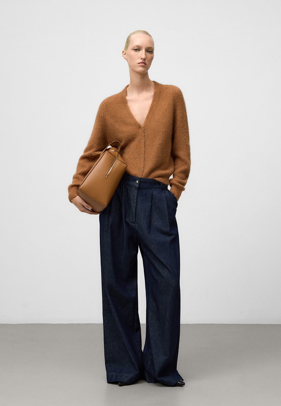 Кардиган ADOLFO DOMINGUEZ V-NECK , Brown
Кардиган ADOLFO DOMINGUEZ V-NECK , Brown