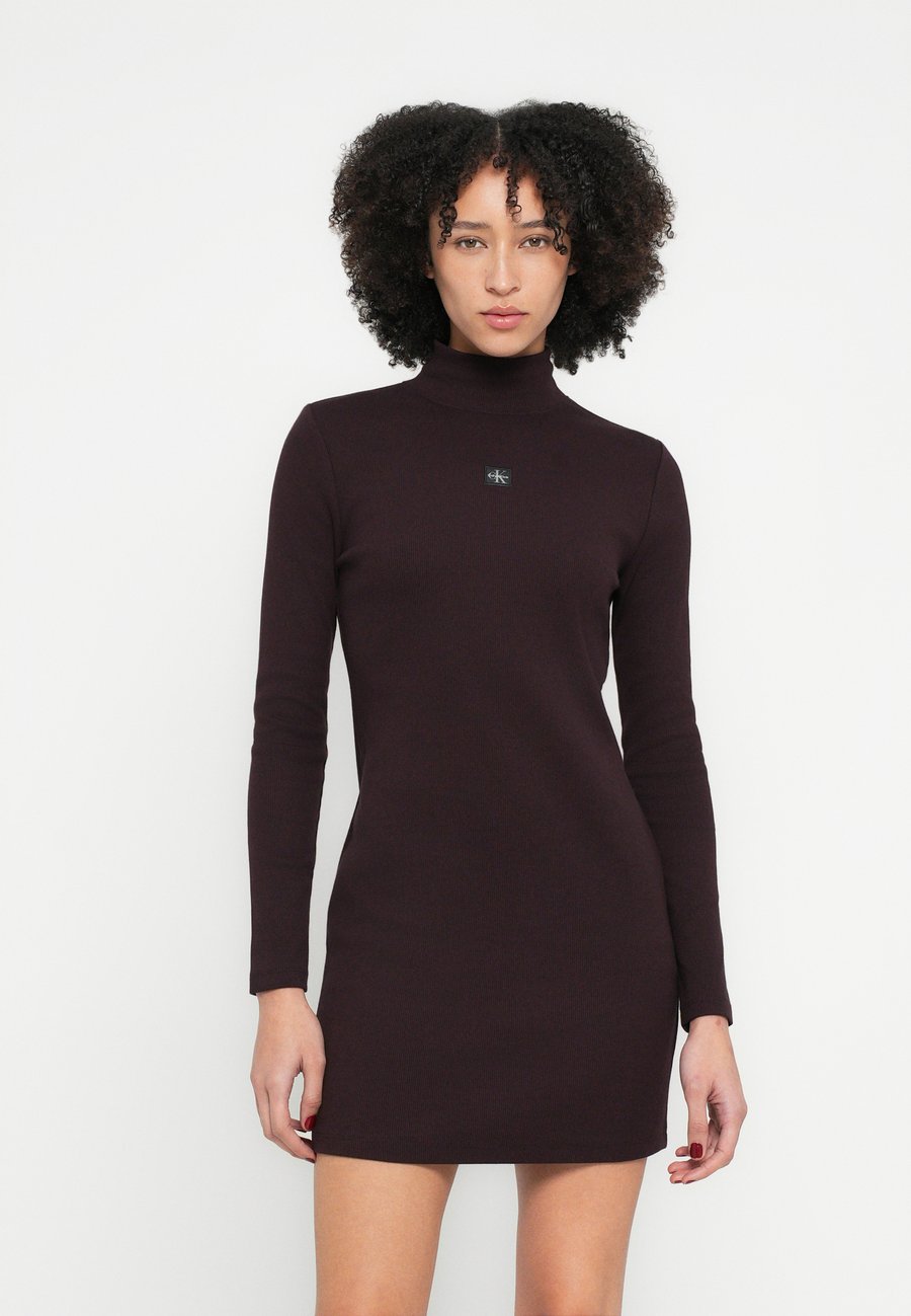 Платье Calvin Klein Jeans LABEL DRESS, Mocha Brown/Dark Brown
Платье Calvin Klein Jeans LABEL DRESS, Mocha Brown/Dark Brown