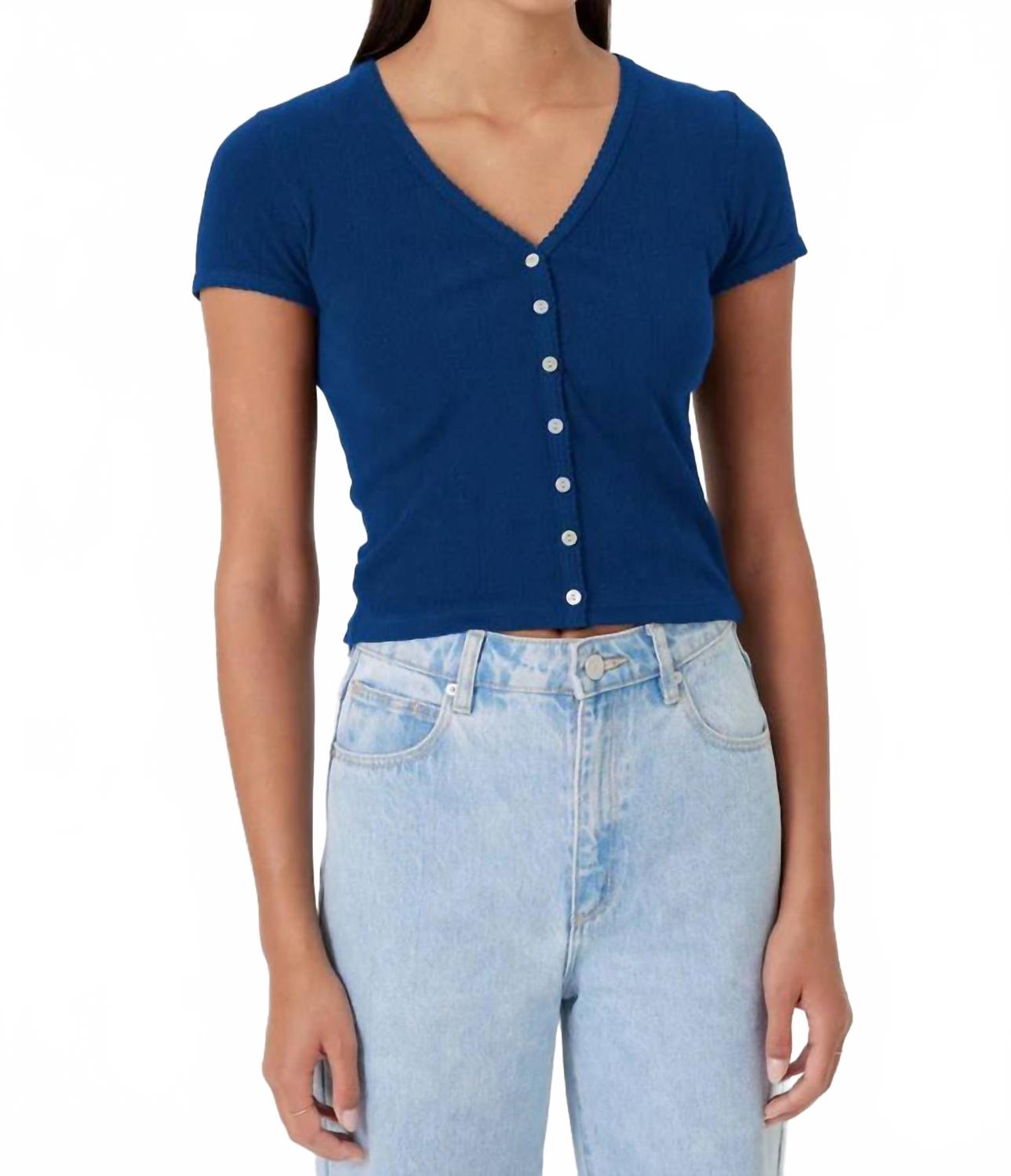 Золотистый ажурный короткий кардиган с V-образным вырезом в синем цвете GOLDIE
Золотистый ажурный короткий кардиган с V-образным вырезом в синем цвете GOLDIE