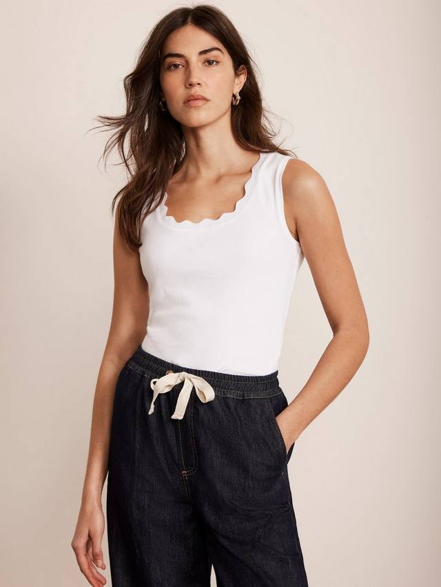 Топ-майка с отделкой в виде ракушки Mint Velvet, White Ivory
Топ-майка с отделкой в виде ракушки Mint Velvet, White Ivory