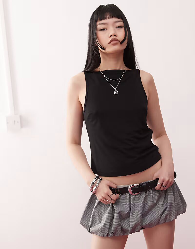 COLLUSION структурированный топ-комбинезон с вырезом-лодочкой черного цвета
COLLUSION структурированный топ-комбинезон с вырезом-лодочкой черного цвета