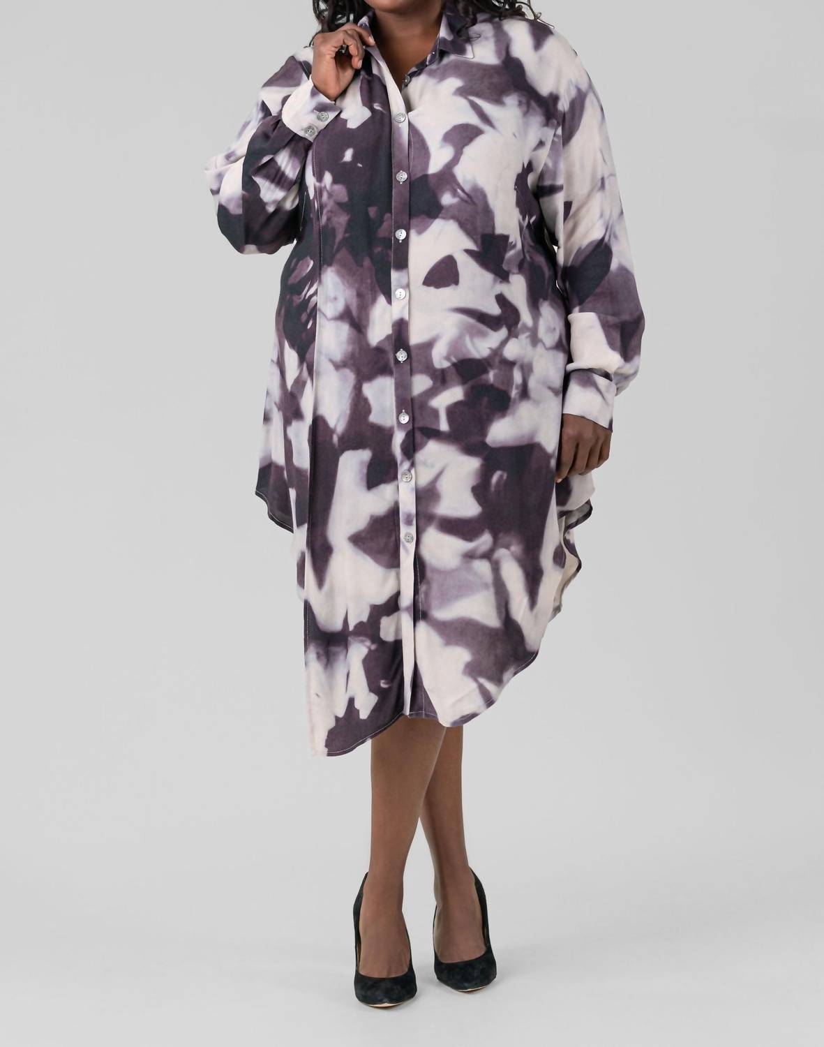 Фиолетовое плюс миди-платье с зеркальным принтом воды и пуговицами спереди BITTE KAI RAND
Фиолетовое плюс миди-платье с зеркальным принтом воды и пуговицами спереди BITTE KAI RAND