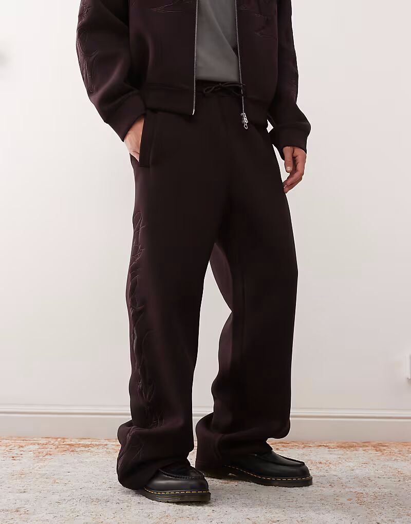 Спортивные брюки Simon с вышитым рисунком бордового цвета coord Weekday
Спортивные брюки Simon с вышитым рисунком бордового цвета coord Weekday