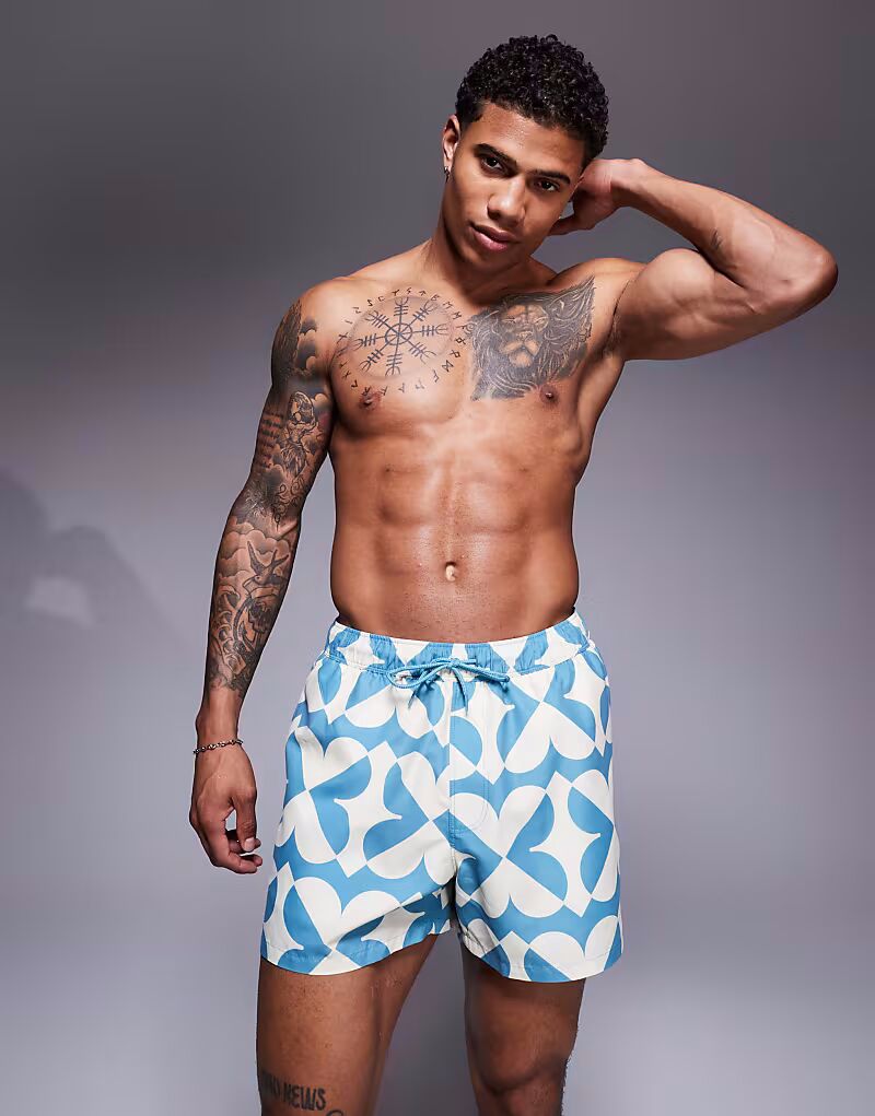 Короткие шорты для плавания ASOS DESIGN с геометрическим принтом синего цвета
Короткие шорты для плавания ASOS DESIGN с геометрическим принтом синего цвета