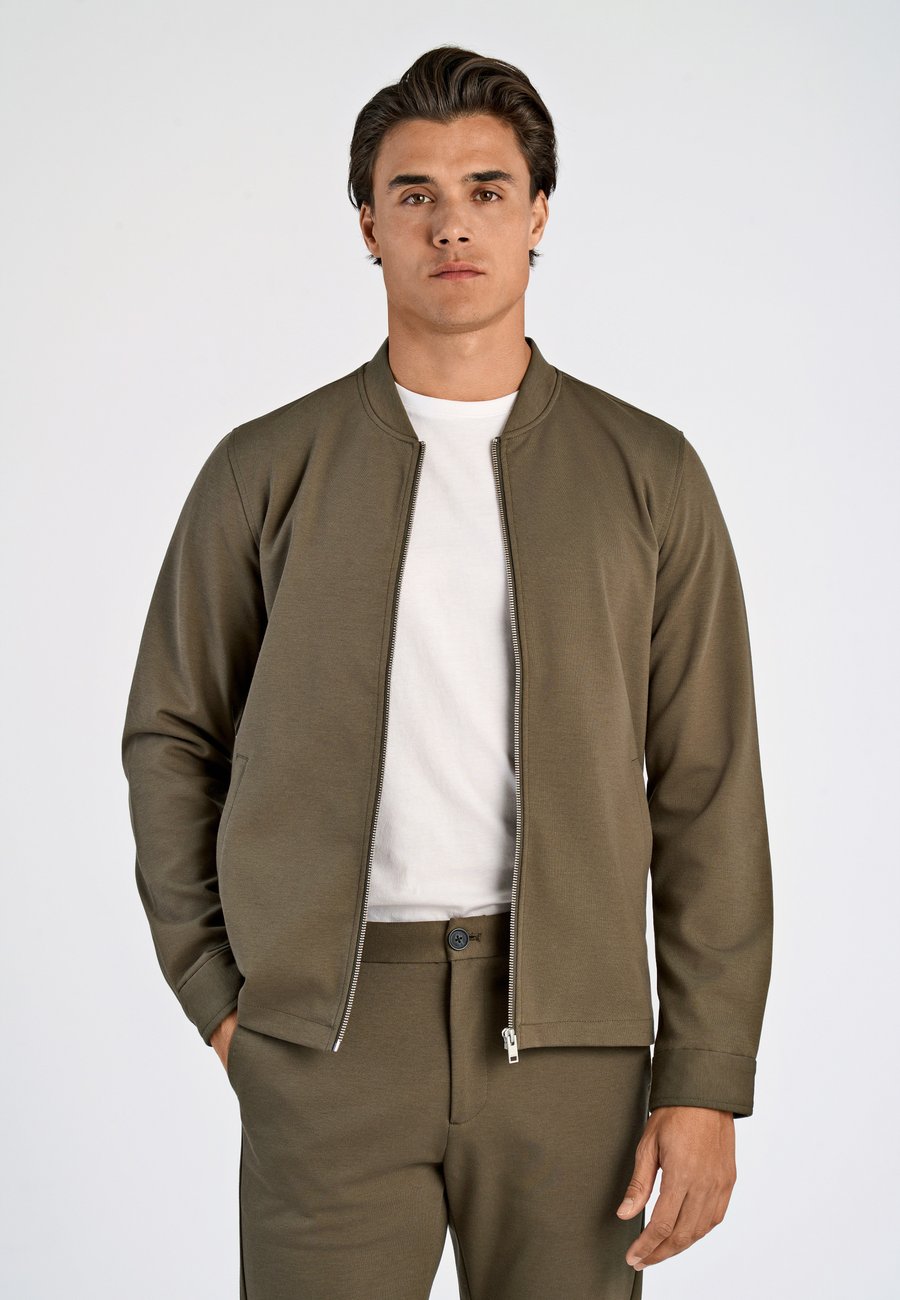 Куртка Lindbergh Bomber Jacket, True Army/Khaki
Куртка Lindbergh Bomber Jacket, True Army/Khaki