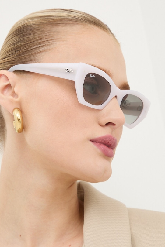 Солнцезащитные очки ZENA Ray-Ban, белый
Солнцезащитные очки ZENA Ray-Ban, белый