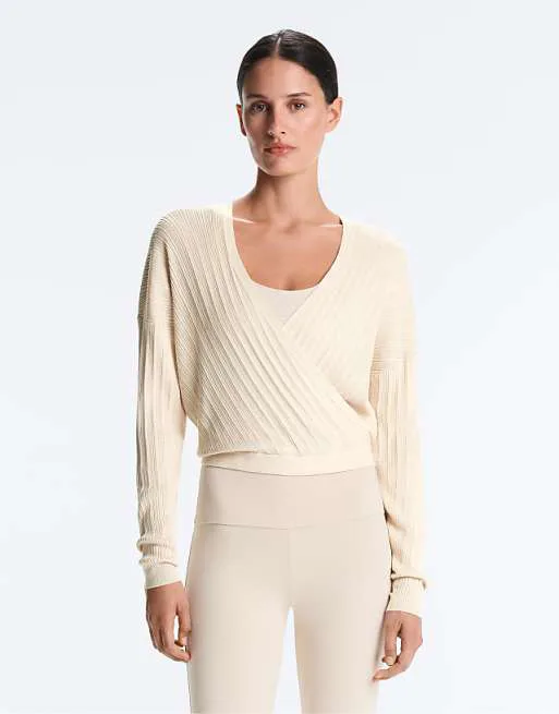 Кремовый джемпер с перекрещенной резинкой OYSHO
Кремовый джемпер с перекрещенной резинкой OYSHO