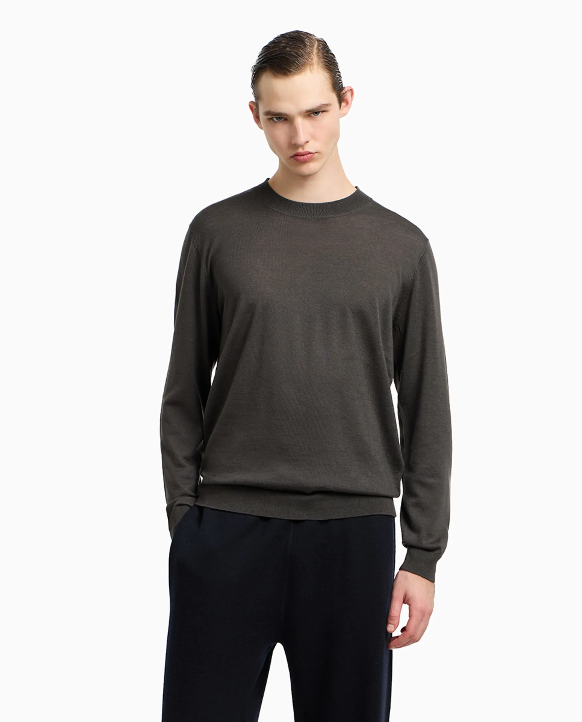 Мужской джемпер из чистой шерсти однотонный Travel Essential Emporio Armani, темно-зеленый
Мужской джемпер из чистой шерсти однотонный Travel Essential Emporio Armani, темно-зеленый