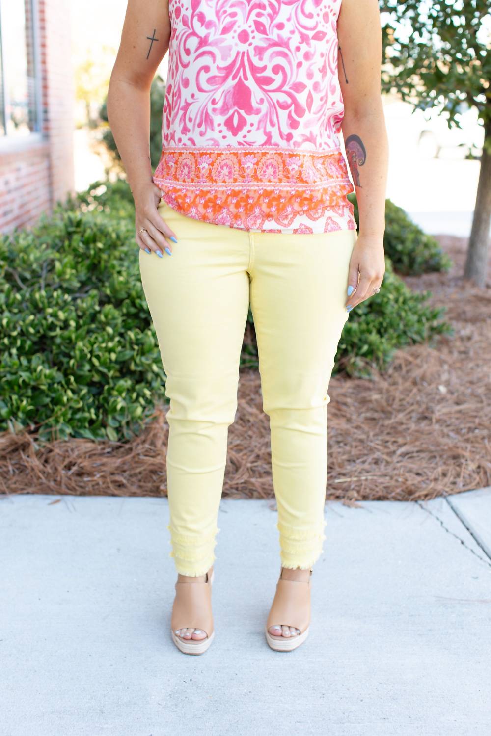 Женские джинсы с рваным краем лимонного цвета CHARLIE B, Lemonade
Женские джинсы с рваным краем лимонного цвета CHARLIE B, Lemonade