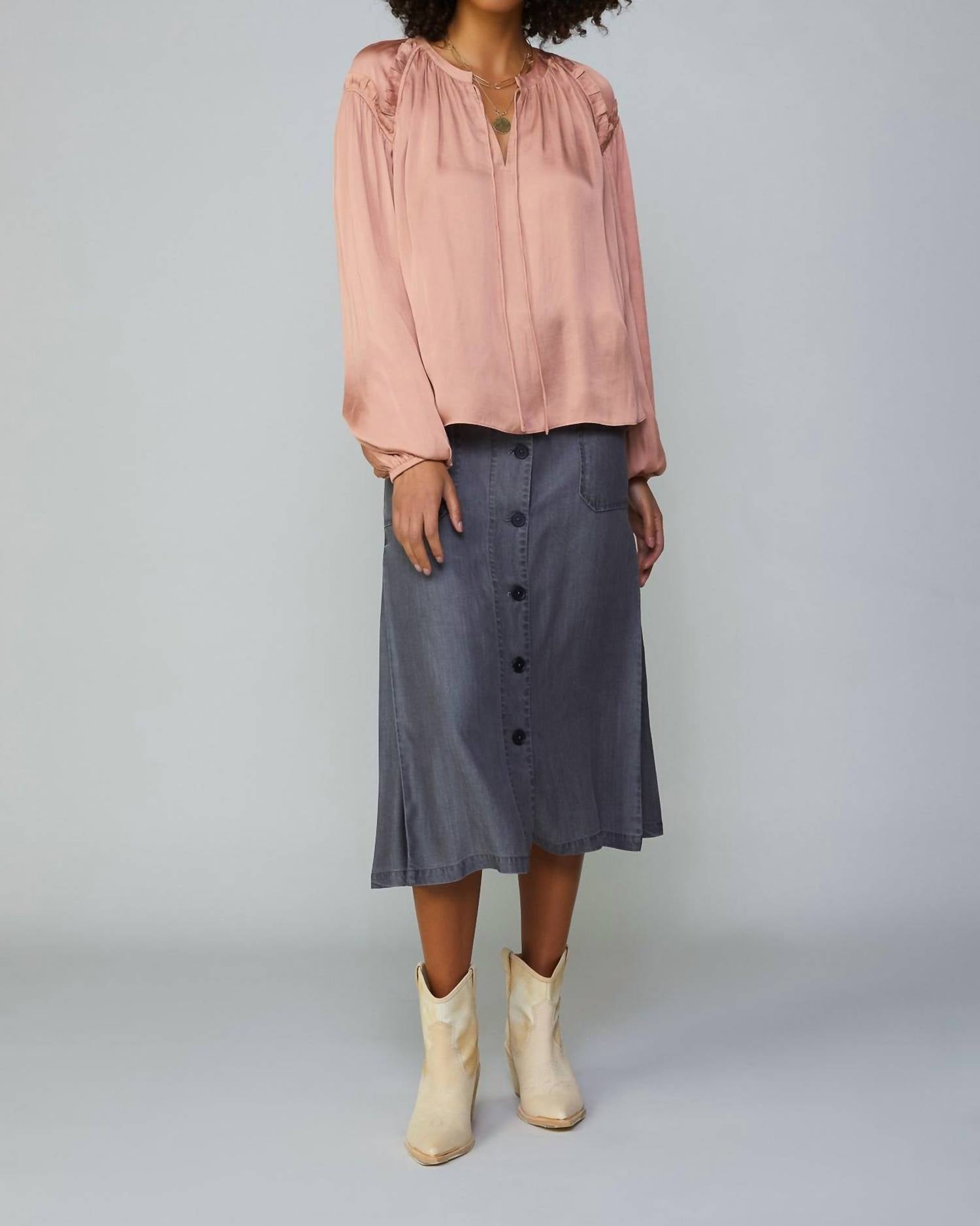 Блуза с рюшами на плечах в пыльно-розовом цвете Current air
Блуза с рюшами на плечах в пыльно-розовом цвете Current air