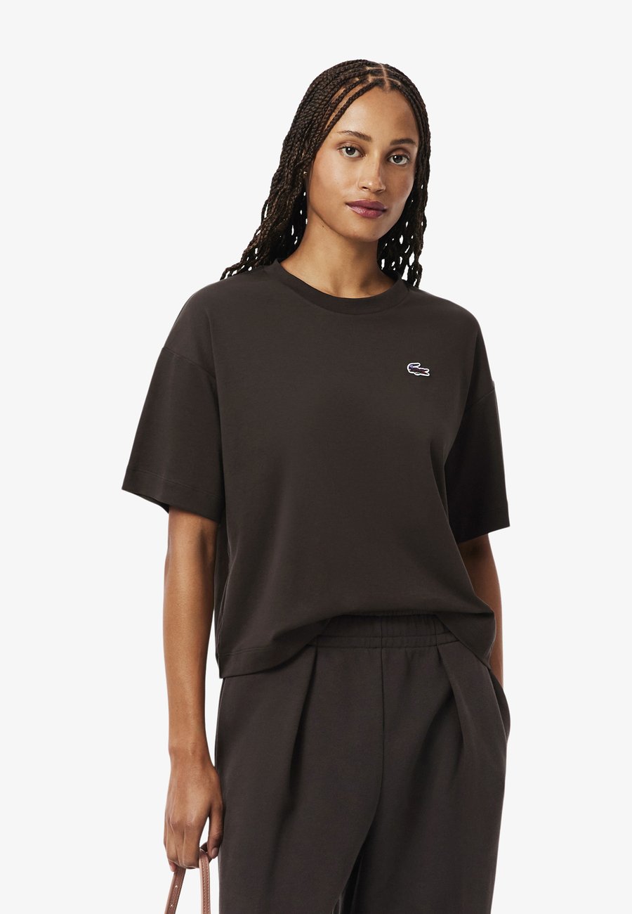 Футболка Lacoste Basic T-shirt, Marron-Skb/Brown, Коричневый, Футболка Lacoste Basic T-shirt, Marron-Skb/Brown
Футболка Lacoste Basic T-shirt, Marron-Skb/Brown, Коричневый, Футболка Lacoste Basic T-shirt, Marron-Skb/Brown