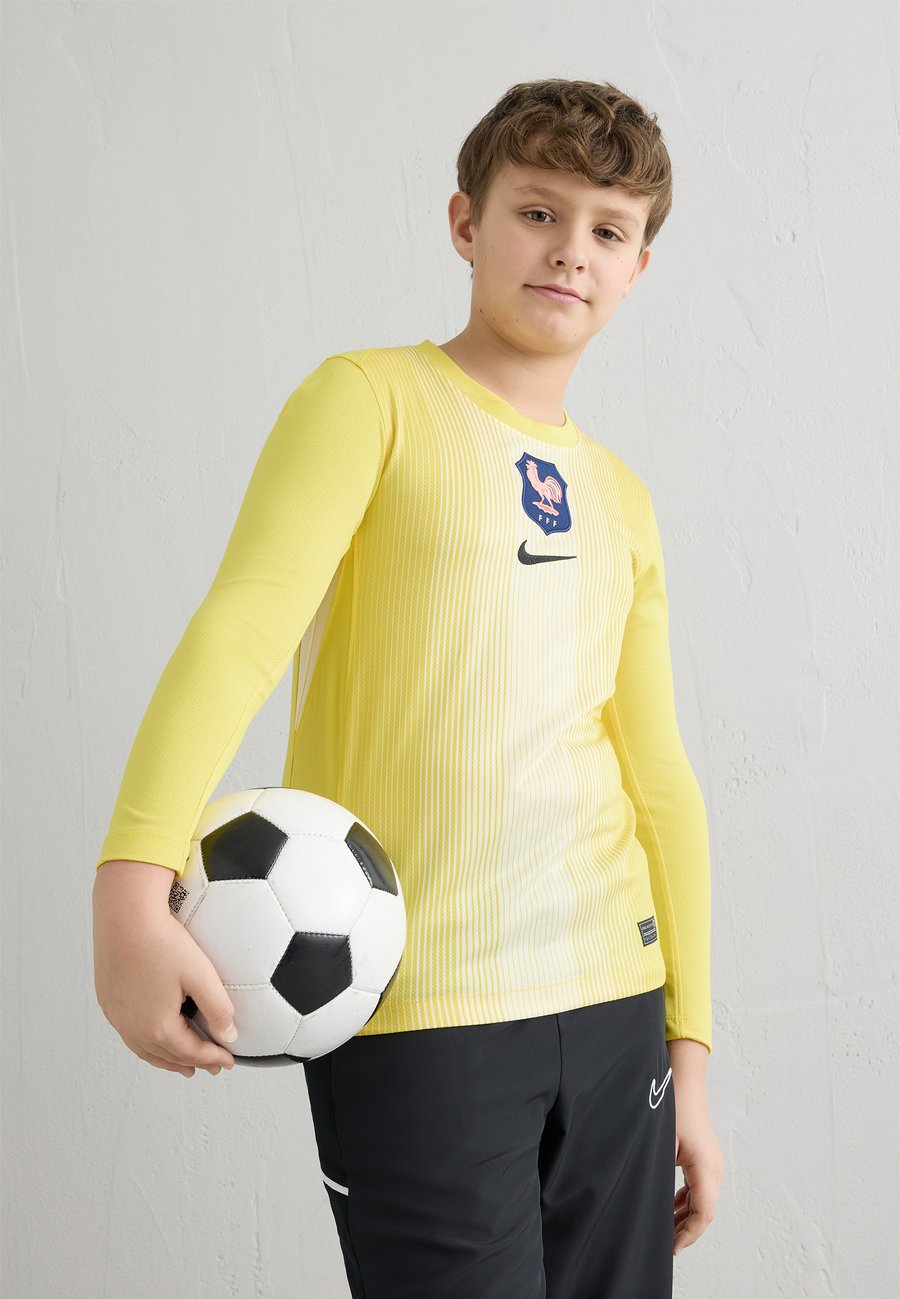 Топ Nike Performance WOMENS EC25 FRANCE GOALKEEPER JERSEY UNISEX, Lightening/Coconut Milk/Black/Yellow
Топ Nike Performance WOMENS EC25 FRANCE GOALKEEPER JERSEY UNISEX, Lightening/Coconut Milk/Black/Yellow