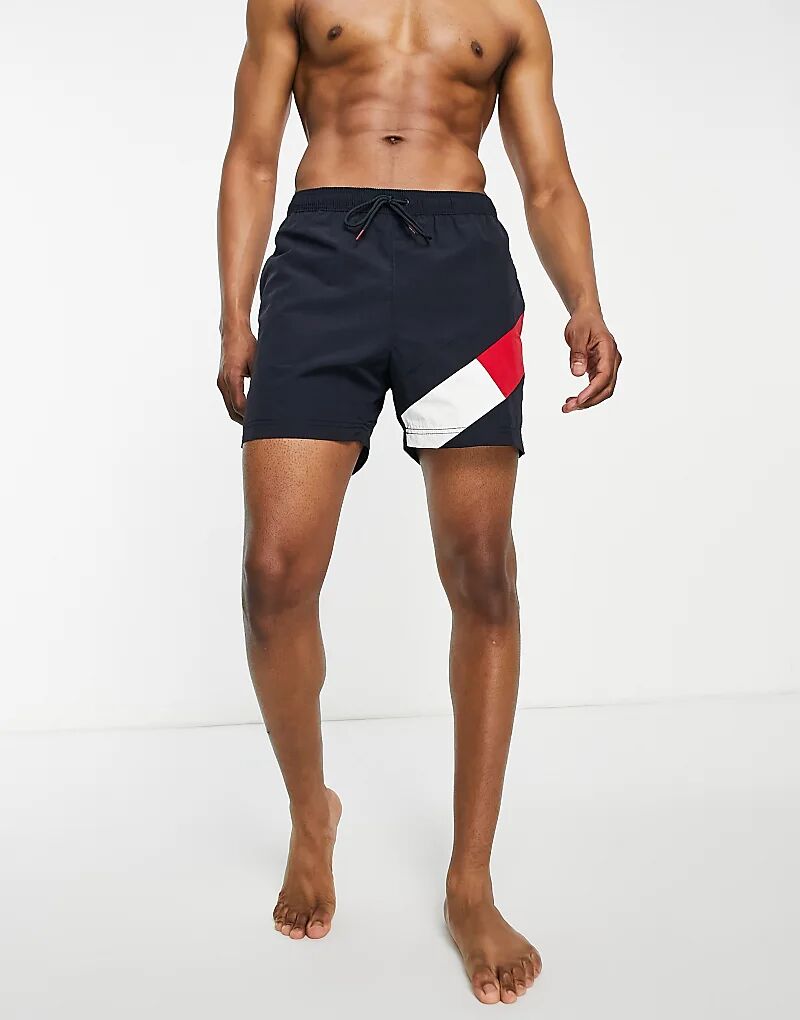 Шорты для плавания средней длины с логотипом флага темно-синего цвета Tommy Hilfiger
Шорты для плавания средней длины с логотипом флага темно-синего цвета Tommy Hilfiger