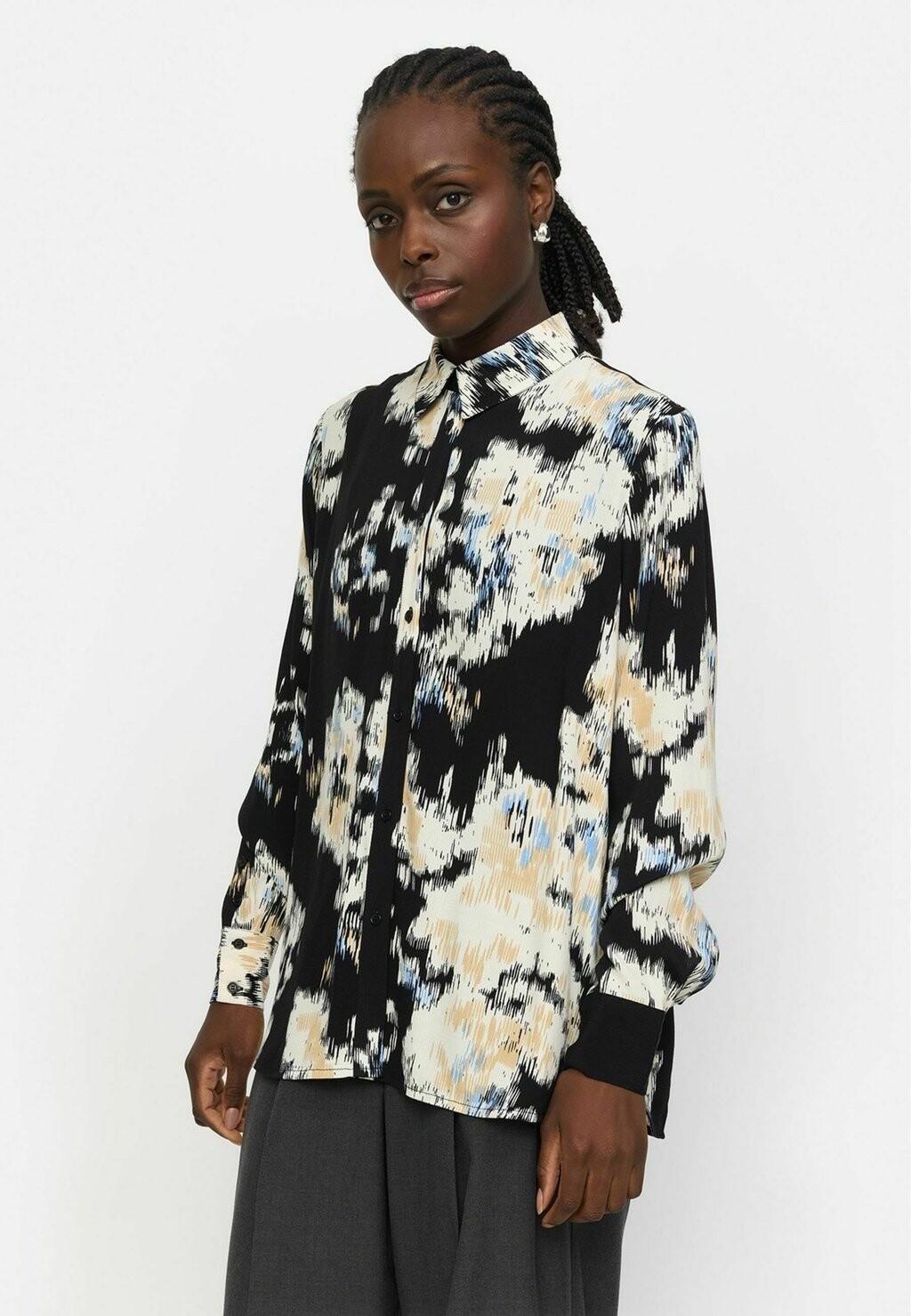 Блузка на пуговицах SRGINA Soft Rebels, черный
Блузка на пуговицах SRGINA Soft Rebels, черный