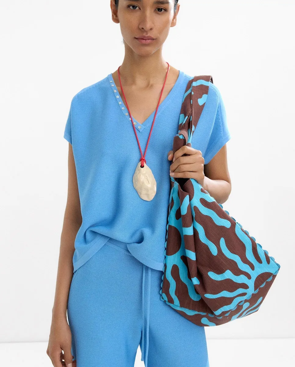 Женская трикотажная майка с коротким рукавом, воротником-стойкой и пуговицами Parfois, синий
Женская трикотажная майка с коротким рукавом, воротником-стойкой и пуговицами Parfois, синий