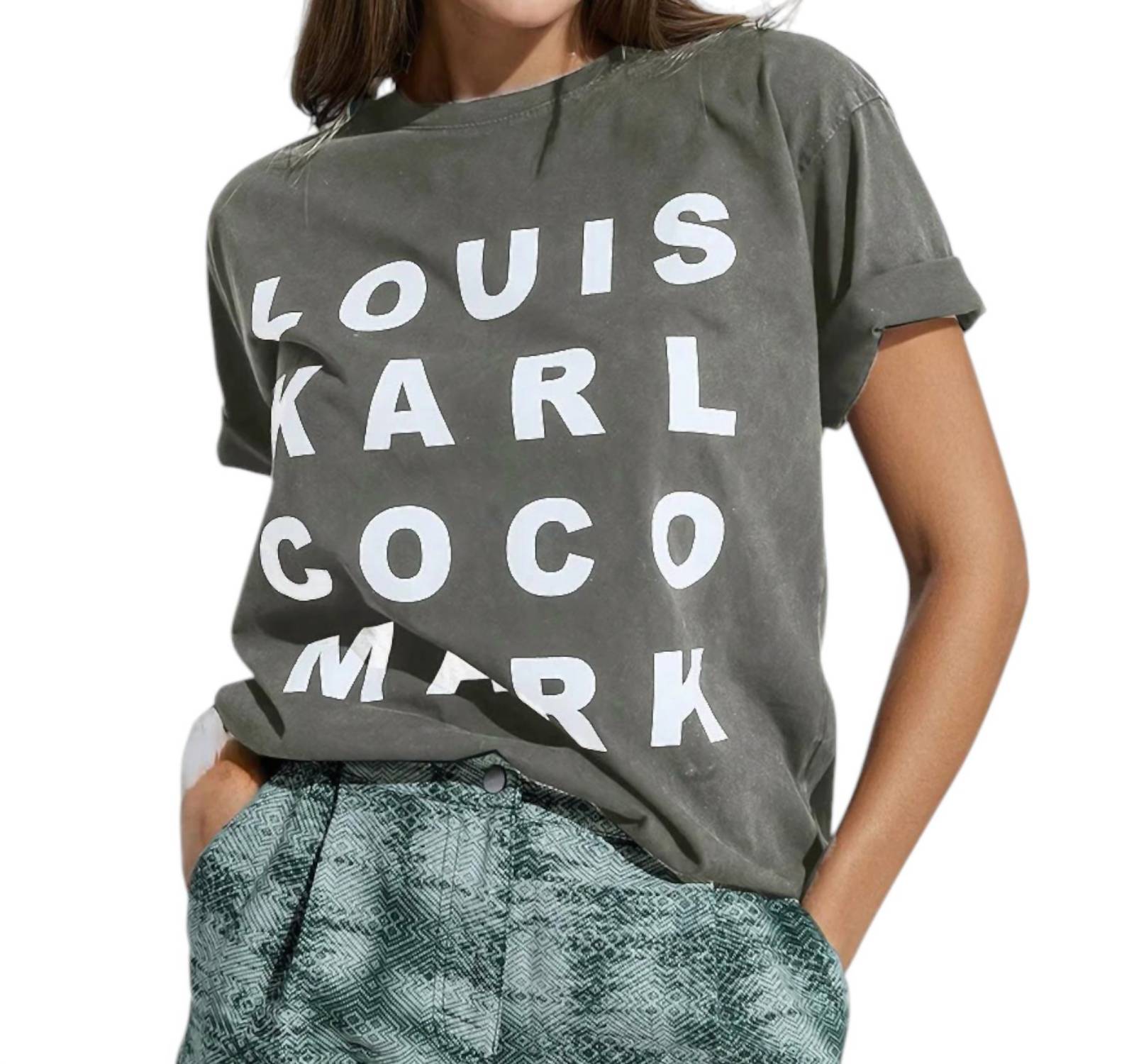 Футболка серого цвета с логотипами известных имен спереди Q2
Футболка серого цвета с логотипами известных имен спереди Q2