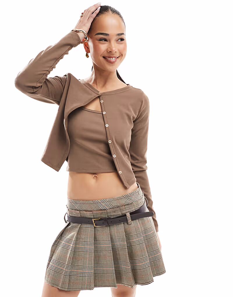 Комплект из микрокардигана и майки Bershka коричневого цвета
Комплект из микрокардигана и майки Bershka коричневого цвета