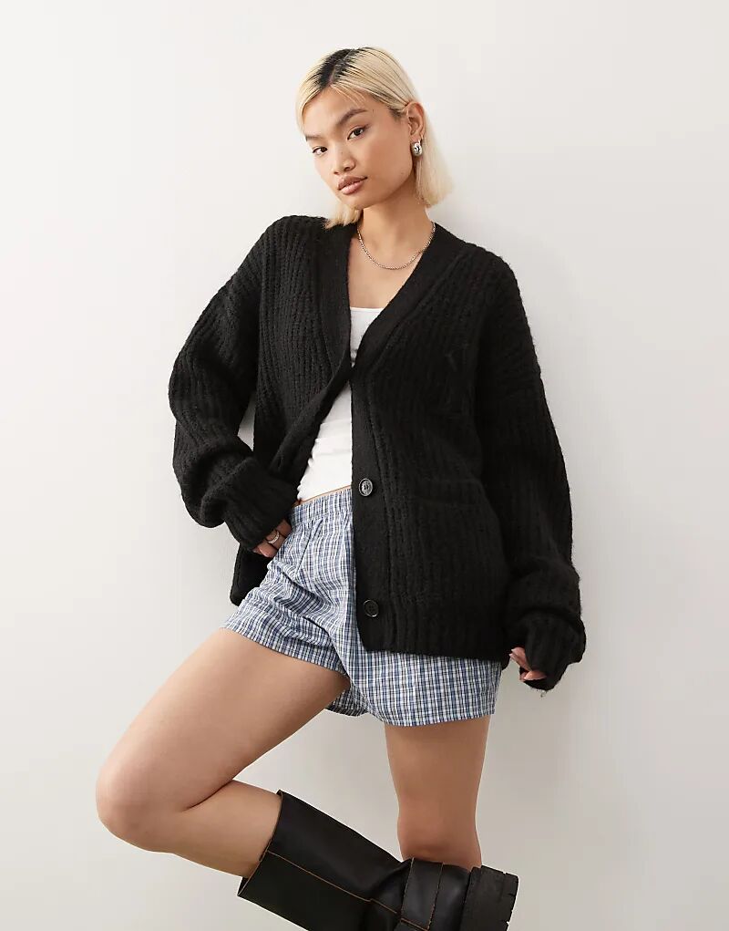 Вязаный кардиган New Era NY Yankees свободного кроя черного цвета
Вязаный кардиган New Era NY Yankees свободного кроя черного цвета