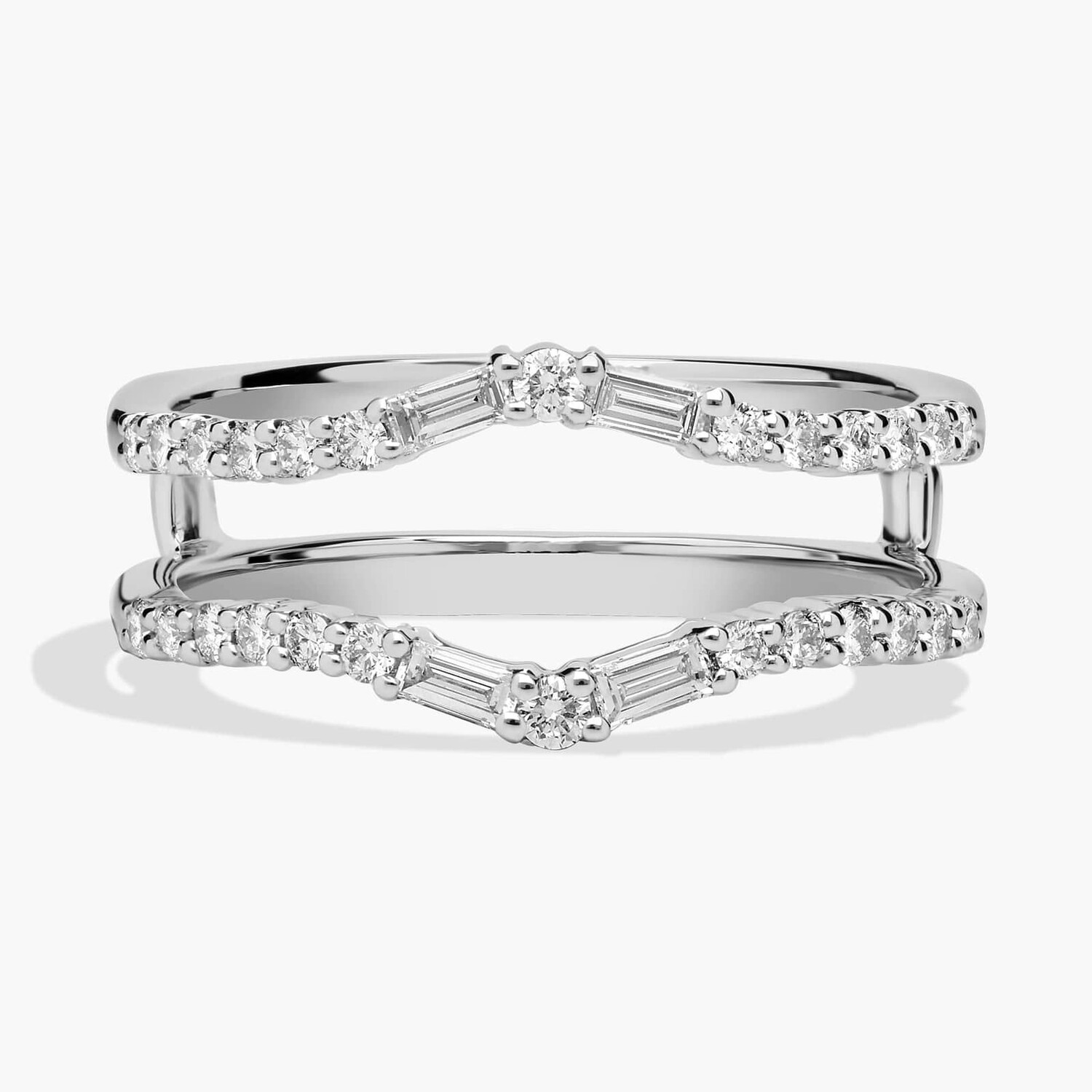 Кольцо с изогнутым багетом и круглым бриллиантом в 18-каратном белом золоте (3/8 карата). Blue Nile
Кольцо с изогнутым багетом и круглым бриллиантом в 18-каратном белом золоте (3/8 карата). Blue Nile