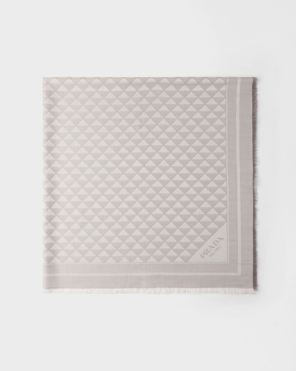 Палантин из шелка, вискозы и люрекса Prada, глина/темно-серый
Палантин из шелка, вискозы и люрекса Prada, глина/темно-серый