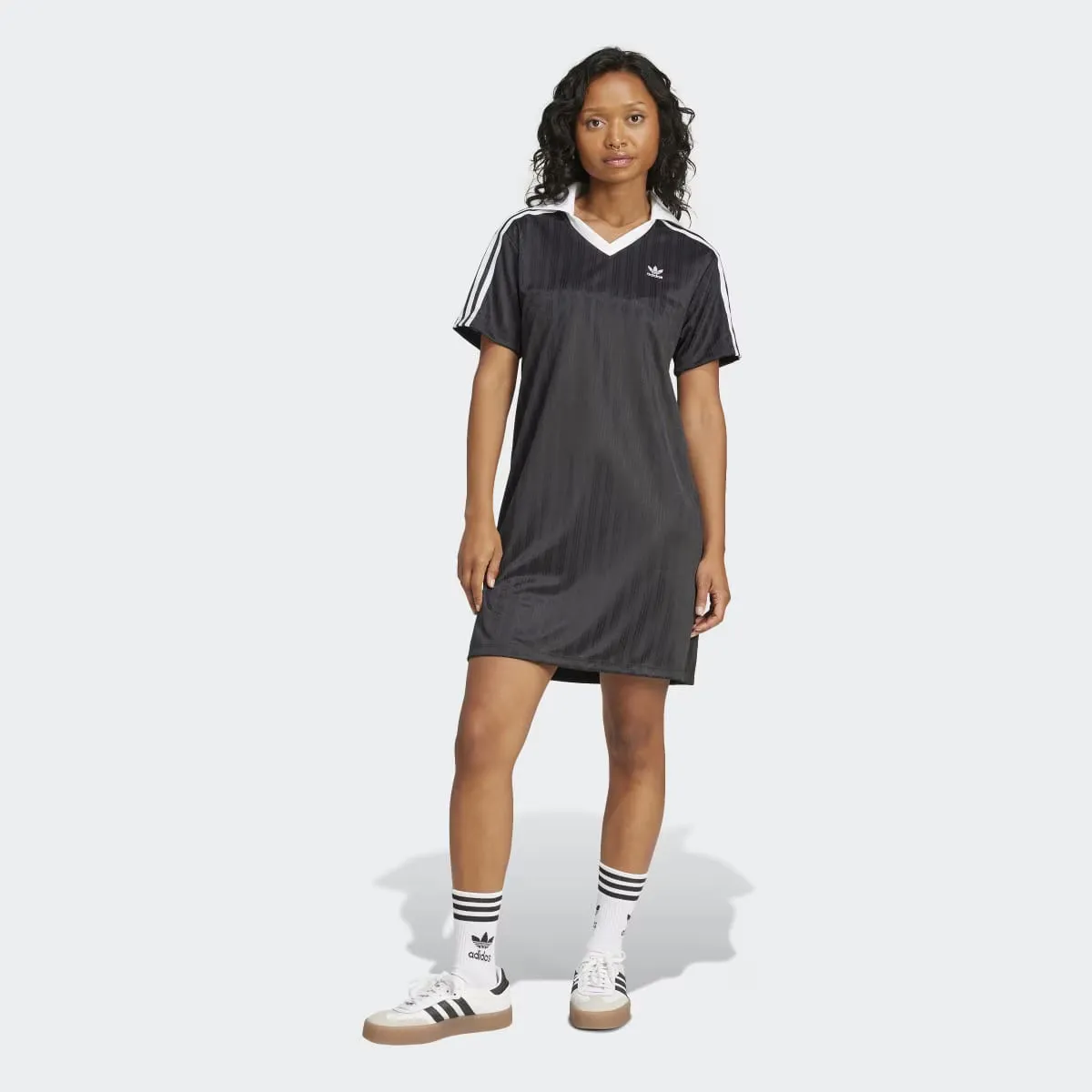 Футбольное жаккардовое платье Adidas с V-образным вырезом Adicolor, чёрный
Футбольное жаккардовое платье Adidas с V-образным вырезом Adicolor, чёрный