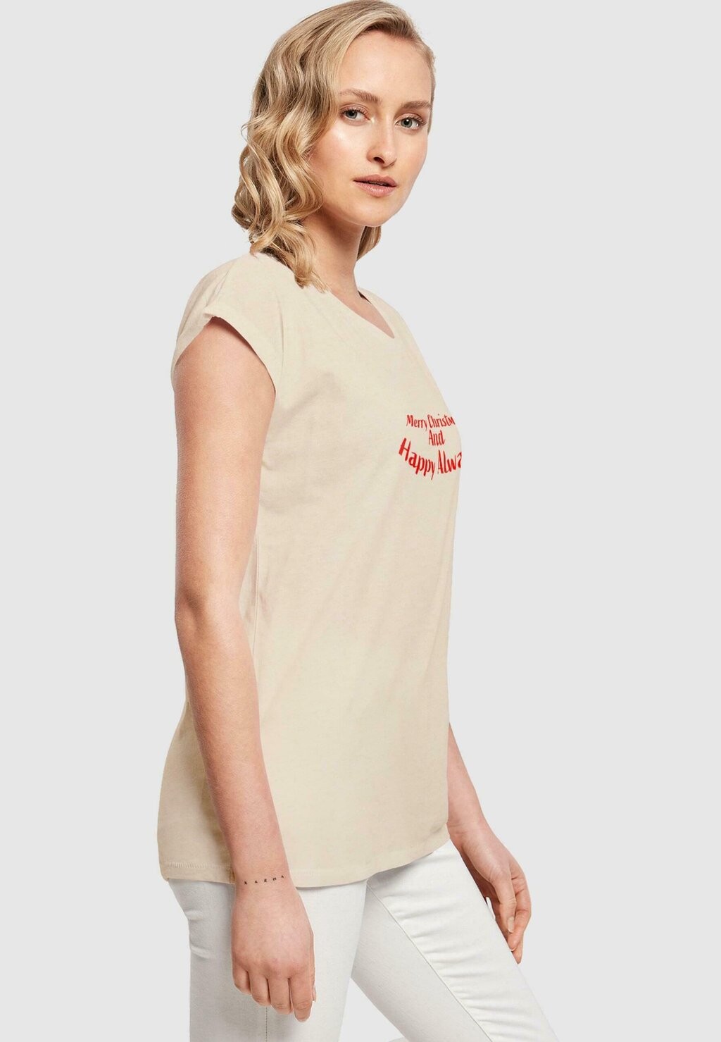 Футболка с принтом MERRY CHRISTMAS AND HAPPY ALWAYS EXTENDED SHOULDER TEE Merchcode, песочный
Футболка с принтом MERRY CHRISTMAS AND HAPPY ALWAYS EXTENDED SHOULDER TEE Merchcode, песочный
