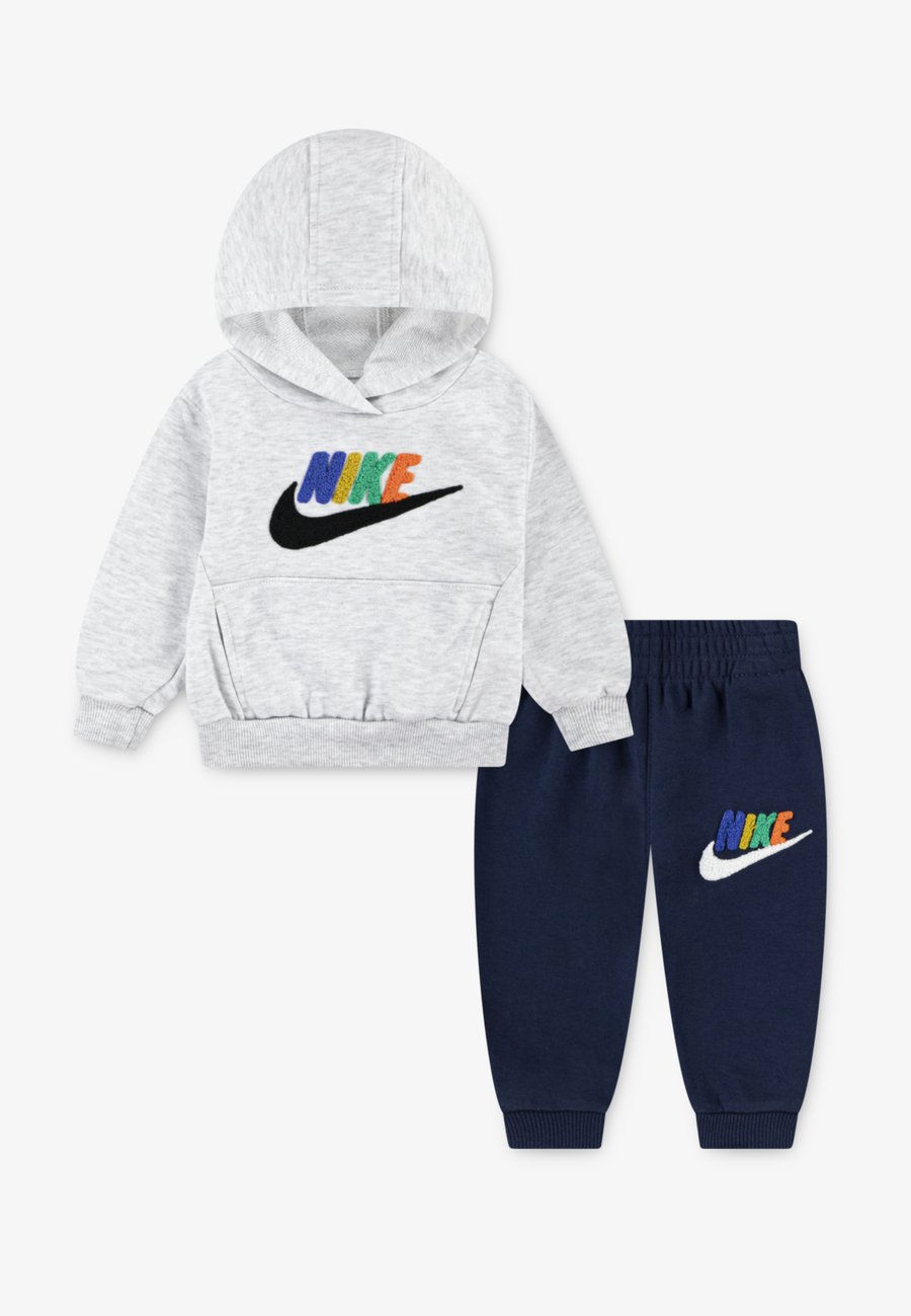 Худи Nike Sportswear SET UNISEX, Multi-Coloured/Dark Blue
Худи Nike Sportswear SET UNISEX, Multi-Coloured/Dark Blue
