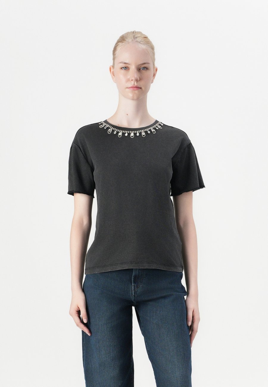 Футболка ONLY ONLOZIAS LIFE CHAIN, Black, Черный, Футболка ONLY ONLOZIAS LIFE CHAIN, Black
Футболка ONLY ONLOZIAS LIFE CHAIN, Black, Черный, Футболка ONLY ONLOZIAS LIFE CHAIN, Black