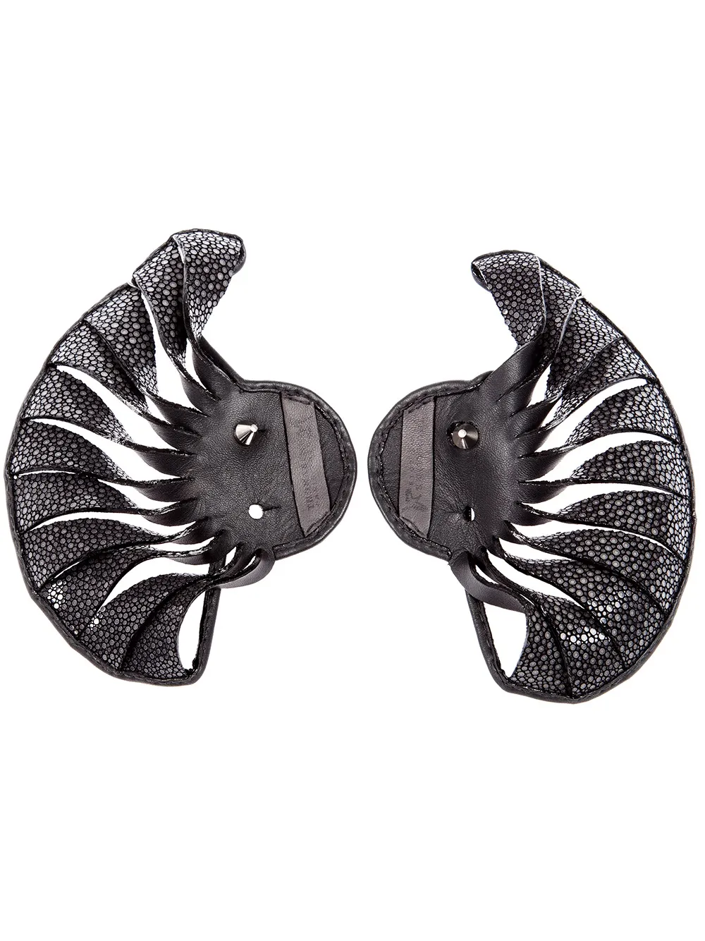 Кафф в форме ракушки Thomasine, черный
Кафф в форме ракушки Thomasine, черный