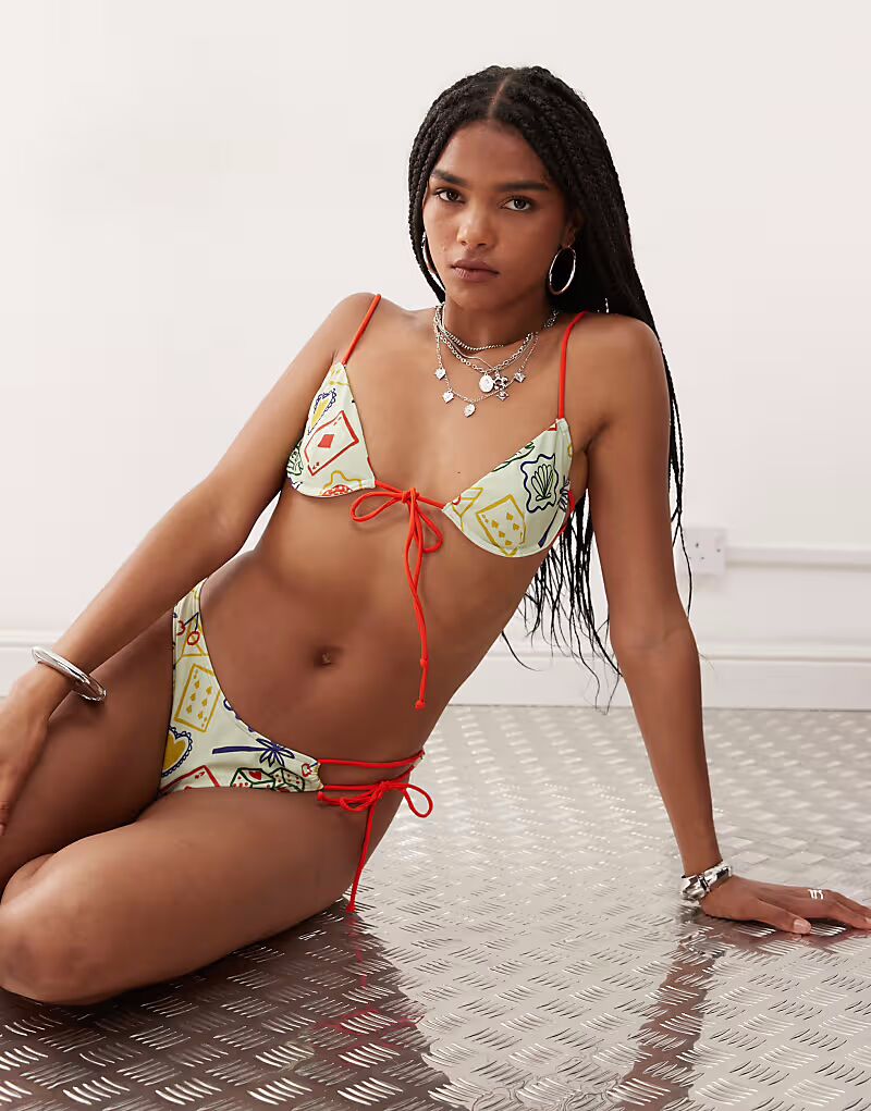 Reclaimed Vintage - Топ бикини с графическим принтом и тонкими бретелями
Reclaimed Vintage - Топ бикини с графическим принтом и тонкими бретелями